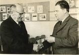 Naujas partijos bilietas įteikiamas Petrui Kutkai, buvusiam "Audros " partizanų būrio vadui, 1973 m.