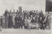 Fotoatvirukas. Grupinė nuotrauka. Civilinės saugos mokymų (?) dalyviai prie mūrinio pastato fasado. Saločiai, XX a. 4 deš.