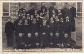 Fotoatvirukas. Grupinė nuotrauka. Joniškio vidurinės mokyklos jaunesniųjų klasių religijos būrelio nariai prie mūrinio pastato fasado. 1936.V.9.