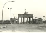 Siena tarp Rytų ir Vakarų Berlyno Brandenburgo vartų fone
