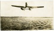 Virš vandens telkinio skrenda hidroplanas Hansa Brandenburg W. 29