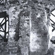 Fotonegatyvas. Panemunės (Gelgaudų, Vytėnų) pilies archeologiniai tyrinėjimai. Tvirtovės rytinio korpuso raudonų plytų mūro sienos liekanų fragmento vaizdas iš arti. 1954–1956 m.