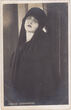 Fotoatvirukas. Portretinė nuotrauka. En face, iki kojų. Žymi Lenkijos teatro ir kino aktorė Jadwiga Smosarska (1898–1971). Kadras iš filmo „Likimo šypsena“ (1927). Lietuva, 1927–1940 m.