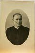 Iš Pranciškaus Mikutaičio archyvo. Vidutinio amžiaus vyro su kunigo drabužiais portretinė nuotrauka, 1917 m.