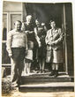Iš Pranciškaus Mikutaičio archyvo. Pranciškus Mikutaitis senyvame amžiuje prie savo namų durų su A. Raču ir dar 3 asmenimis, 1982-08-12 m. (nuotrauka)