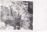 Fotonuotrauka. Archeologiniai tyrinėjimai Trakų pusiasalio pilyje. Tyrinėjimų metu atidengto Aukų kalno šiaurės vakarinės dalies bokšto pagrindo išorinės sienos fragmentas. 1967–1968 m.