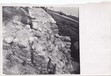 Fotonuotrauka. Archeologiniai tyrinėjimai Trakų pusiasalio pilyje. Tyrinėjimų metu atidengto Aukų kalno šiaurės vakarinės dalies bokšto pagrindo išorinės sienos fragmentas. 1967–1968 m.