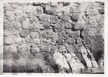 Fotonuotrauka. Archeologiniai tyrinėjimai Trakų pusiasalio pilyje. Gynybinės sienos ir bokšto fragmentai. 1967–1968 m.