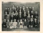 Biliakiemio pradinės mokyklos mokiniai su mokytojais apie 1943 m.
