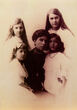 Kunigaikštienė Sofija Serejevna Ščerbatova-Stroganova su dukromis Mara, Olga, Ksenija, Sofija.