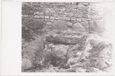 Fotonuotrauka. Archeologiniai tyrinėjimai Trakų pusiasalio pilyje. Sienos perkasa, kurioje matosi atidengtas konstrukcijos fragmentas. 1967–1968 m.