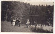Fotoatvirukas. Grupinė nuotrauka. Žvejai ir poilsiautojai prie ežero netoli Aukštadvario. 1936.V.21.