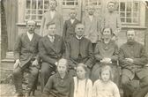 Tauragnų pradžios mokyklos IV skyriaus mokiniai su mokytojais 1932 m.