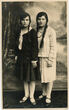 Fotoatvirukas. Grupinė nuotrauka. Dvi jaunos merginos butaforinio peizažo fone. Aukštadvaris, a. 1930 m.
