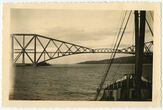Garlaivio plaukimas pro Forth Bridge tiltą Škotijoje