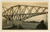Garlaivio plaukimas pro Forth Bridge tiltą Škotijoje