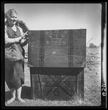 Skrynia ir prie jos stovinti moteris Stasio Petronio sodyboje Paežerių kaime