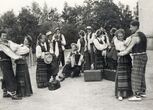 Telšių pedagoginės mokyklos šokėjai prieš išvykstant į Respublikinę dainų šventę