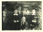 Sėdinti - motina Gimžauskienė, iš kairės stovi - Gimžauskaitė Adelė, Petraka, Vienažindienė, Gimžauskaitė Sofija.
